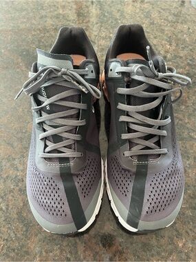 On cloud tennis shoes